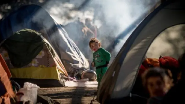 آلاف المهاجرين لا يزالون عالقين على الحدود المغلقة بين اليونان ومقدونيا 