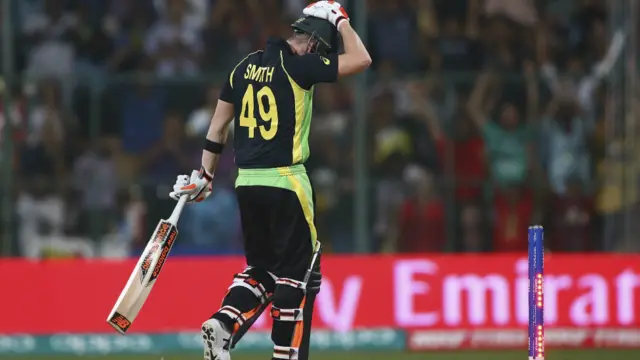 آسٹریلیا کا آغاز تو اچھا رہا تاہم بعد میں وقفے وقفے سے وکٹیں گرتی رہیں۔ کپتان سٹیون سمتھ 14 رنز بنا کر مستفیض الرحمان کی گیند پر کلین بولڈ ہوئے۔