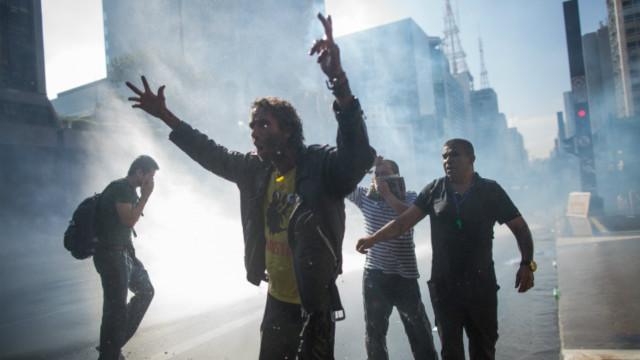 Manifestantes após ação da PM para desbloquear av. Paulista; historiador vê 'misto de tradição e novidade' na crise atual