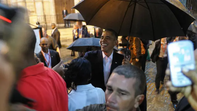 Durante su recorrido por la Habana Vieja, Obama alcanzó a saludar a los pocos cubanos que se acercaron en medio de estrictas medidas de seguridad.