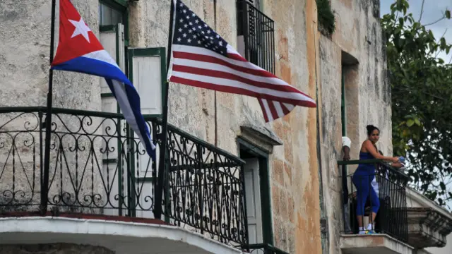 Muchos cubanos lograron ver a la comitiva estadounidense desde sus balcones.