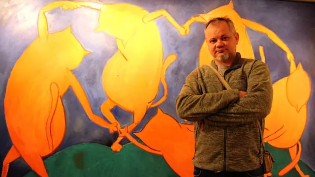 Сикорский на фоне своей картины