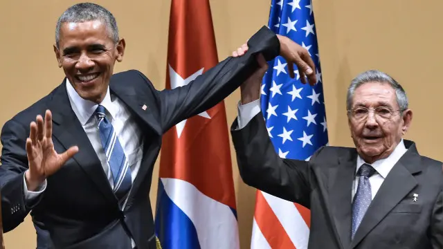 Obama y Castro luego de la rueda de prensa. Castro intenta levantarle el brazo a Obama, sin éxito.