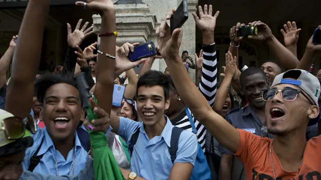 Người dân Cuba chào đón ông Obama bên ngoài Nhà hát Lớn Havana 