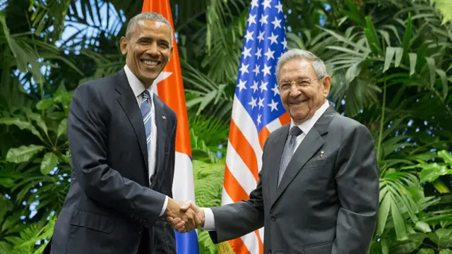 El histórico apretón de manos en La Habana con que Barack Obama y Raúl Castro sellan la era del deshielo - BBC News Mundo