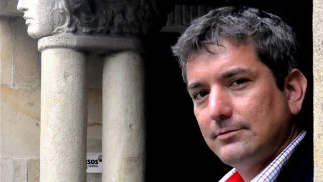 Santiago Roncagliolo reside en Barcelona, España.