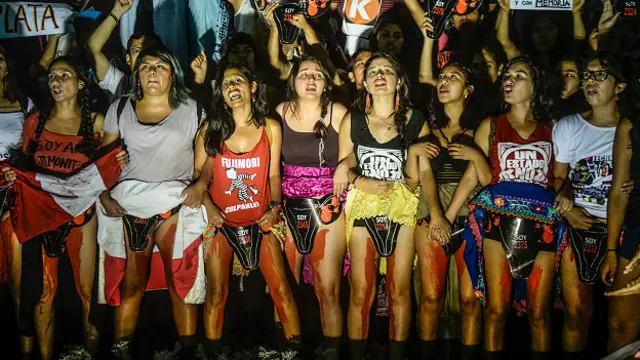 En algunos sectores de Perú hay gran rechazo al apellido Fujimori: en la imagen, mujeres recuerdan las esterilizaciones forzadas llevadas a cabo a mujeres indígenas.