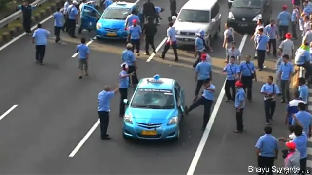 Demonstrasi menentang transportasi berbasis teknologi informasi diwarnai aksi anarkistis.