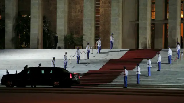 Los Obama arribaron al Palacio de la Revolución a bordo del automóvil oficial del gobierno estadounidense, llamado "La Bestia"