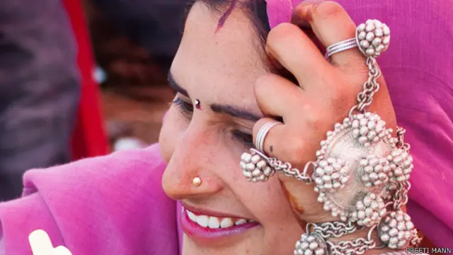 युवतियां सज धज कर भगोरिया हाट जाती हैं और गहने, चूड़ियाँ और शृगार का सामान खरीदती हैं.