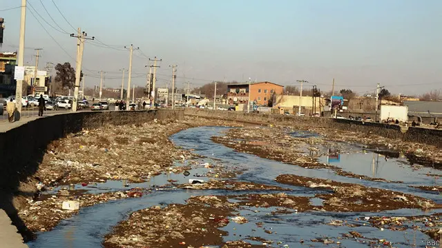 د کابل سیند ته له ۶زرو ډېرو ځایونو ناپاکې اوبه توېیږي. نه یوازې د کابل د ځمکو لاندې د اوبو د ککړتیا لوی لامل ګڼل کېږي، بلکې دغه سیند هغو سیمو او ولایتونو ته هم ګواښ دی چې اوبه یې له هغو سیمو تېرېږي. 