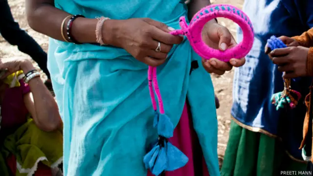 चुमली के साथ आदिवासी महिला