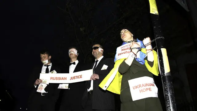 Одну из участниц приковали наручниками к столбу