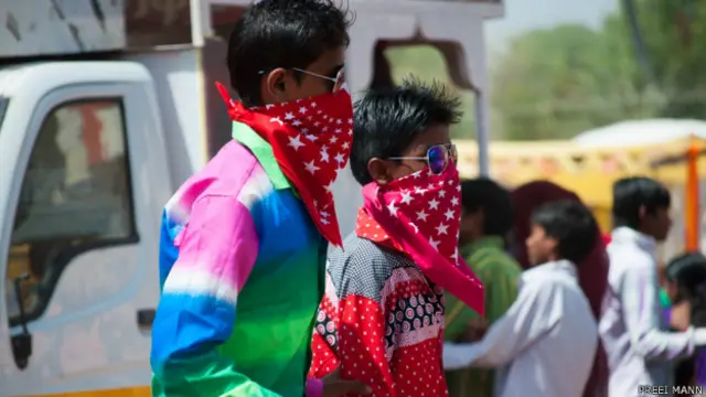 भगोरिया मेले में आदिवासी युवक