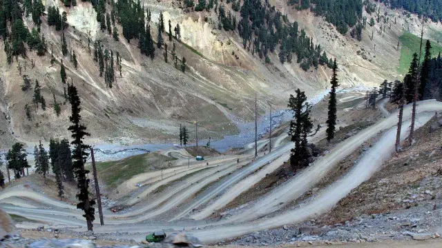 چترال کے ڈپٹی کمشنر اسامہ وڑائچ نے بتایا تودے گرنے کے بعد لاپتہ ہونے والوں میں چھ طالب علم ہیں (فائل فوٹو)