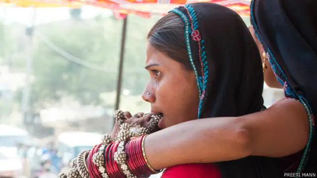 आदिवासी युवतियां