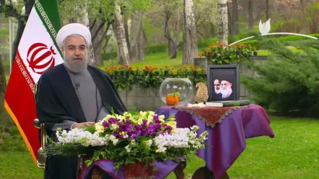 حسن روحانی نے اپنے سرکاری ٹوئٹر اکاؤنٹ سے ایک تصویر جاری کی جس میں ’فش باؤل‘ کے اندر گولڈ فش کی بجائے ایک مالٹا دکھائی دے رہا ہے