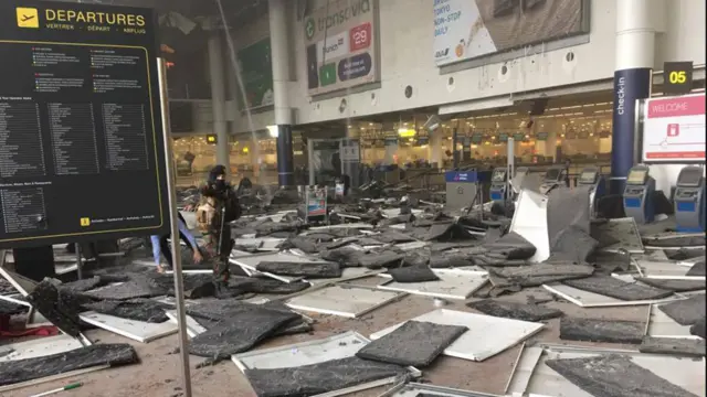 Đã xảy ra một vài vụ nổ tại sân bay và ga điện ngầm ở Brussels khiến nhiều người thiệt mạng và bị thương, truyền thông tại Bỉ cho biết.
(Ảnh: Jef Versele qua PA)