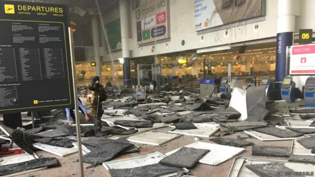 Algunos medios señalan que las explosiones en el aeropuerto afectaron especialmente a los mostradores de salida de la compañía estadounidense American Airlines, donde había en ese momento decenas de personas.