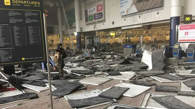 El techo falso de la sala de embarque del aeropuerto de Bruselas cayó y los cristales quedaron hechos añicos.