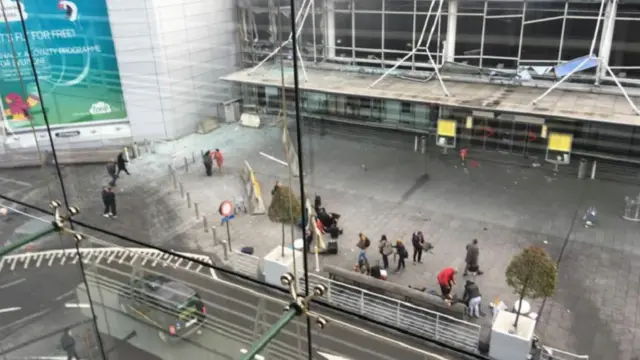 ایک شخص نے، جو دھماکوں کے وقت ہوائی اڈے پر موجود تھے، بی بی سی کو بتایا کہ ’ہر کوئی چیخ رہا تھا اور بھاگ رہا تھا۔۔۔ میں ابھی تک کانپ رہا ہوں‘