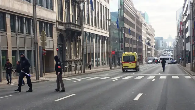 Hai vụ nổ ở sân bay xảy ra lúc khoảng 08:00 GMT, đúng vào giờ tầm, tại bến tàu Maalbeek. Một số hình ảnh trên truyền hình cho thấy khói bốc lên từ khu vực cửa ra vào bến tàu.