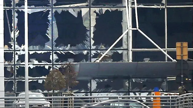 Vidrios rotos en una de las terminales del aeropuerto de Zaventem.