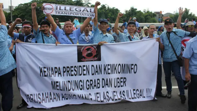 Polda Metro Jaya menyebut ada setidaknya 12.000 pengemudi taksi yang berdemonstrasi.