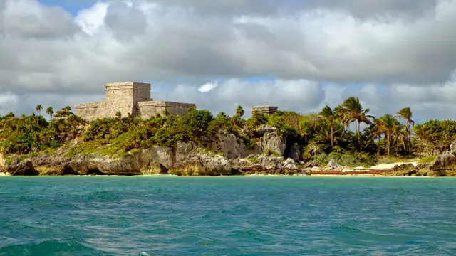 Развалины города майя на берегу океана