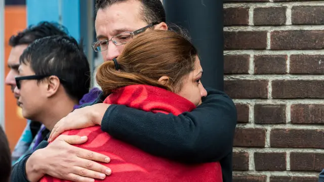 Dos personas abrazadas