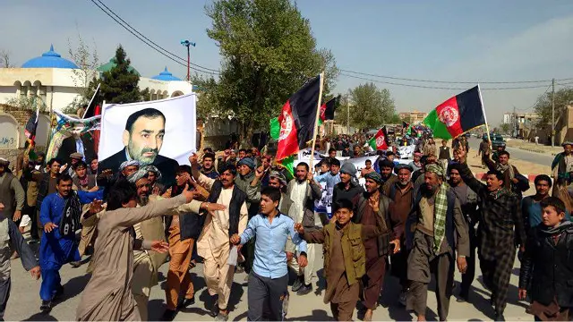  د دوستم پلویانو د لاریون سره هم مهاله، د ښاغلي عطا محمد نور پلویانو هم د ښار په سوېل کې لاریون وکړ. 