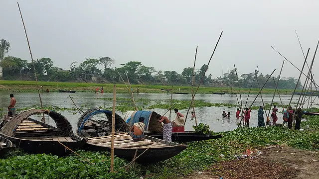 তিতাস পাড়ের জেলে জীবন। 