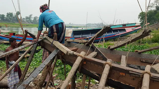 শুষ্ক মৌসুমে সুধাংশু শেখর মল্লবর্মণের খণ্ডকালীন পেশা কাঠমিস্ত্রির কাজ। বর্ষায় নদীতে পানি বাড়লে আবার মাছ ধরা পেশায় ফিরে যেতে পারবেন বলে তার আশা। 