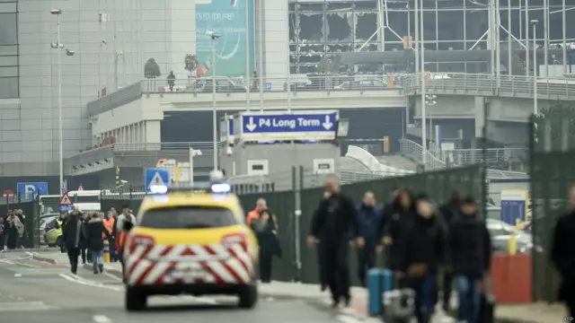 دو دھماکے ہوائی اڈے پر جبکہ تیسرا دھماکہ مرکزی برسلز میں یورپی یونین کے اداروں کے قریب ہی واقع میٹرو سٹیشن میں ہوا