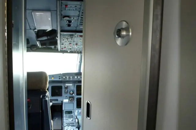 дверь в кабину