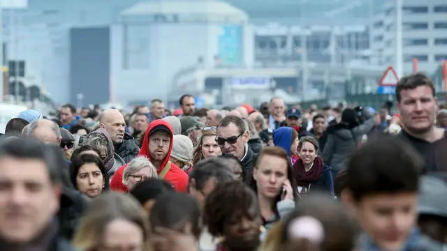 قررت السلطات إخلاء المطار ووقف حركة الطيران.