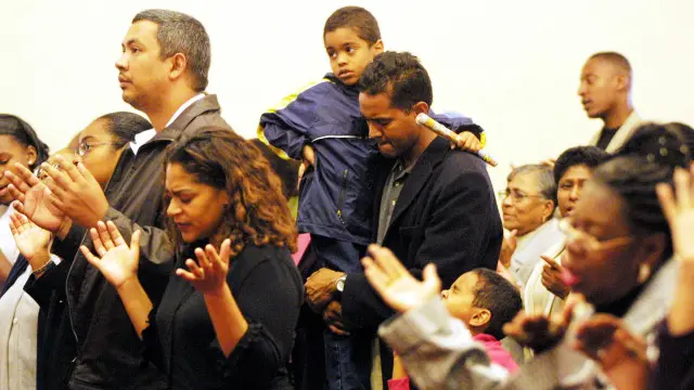 Personas rezando en una iglesia