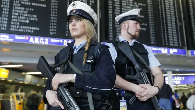 عززت دول أوروبية إجراءات الأمن في المناطق الحيوية، ومنها مطار فرانكفورت الألماني (في الصورة).