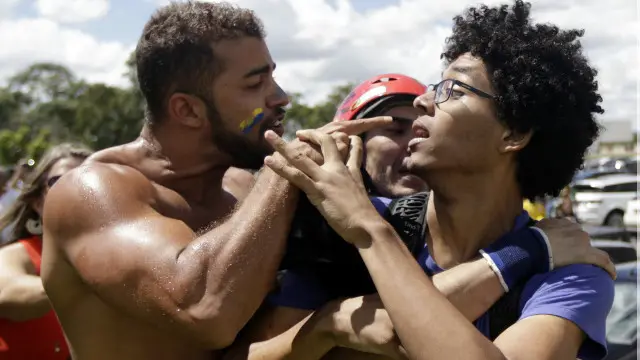 La división política se ha dejado sentir en incidentes que de momento hay que considerar aislados.