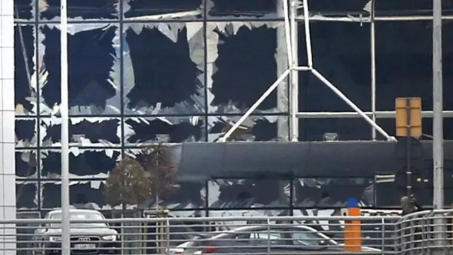 Partlayışdan yaranmış zərbə dalğası aeroport şüşələrini pərəm-pərəm edib.