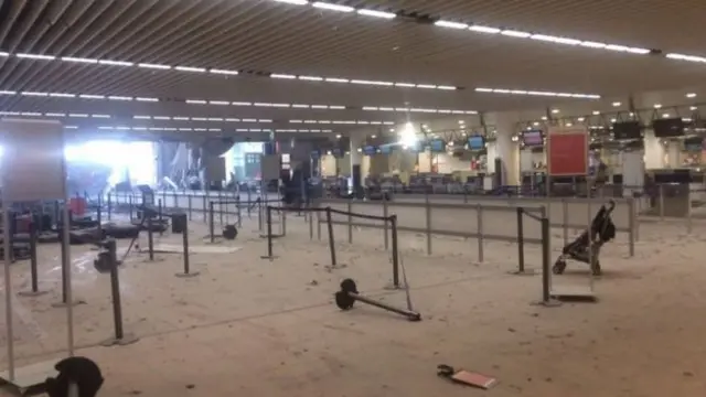 Partlayışdan dərhal sonra sərnişinlər əllərindəki ağır yük və əşyaları ataraq aeroport binasını qaçaraq tərk ediblər.