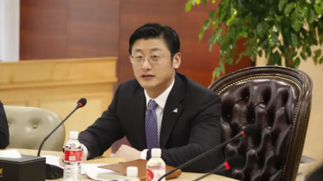 岳雷在公司主持会议