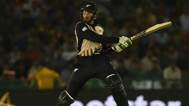 مارٹن گپٹل آغاز سے ہی جارہانہ انداز میں دکھائی دیے اور تین چھکوں اور دس چوکوں کی مدد سے 80 رنز بنا کر آؤٹ ہوئے۔