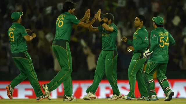 پاکستان کو دوسری کامیابی کپتان شاہد آفریدی نے کولن منرو کو آؤٹ کر کے دلائی۔