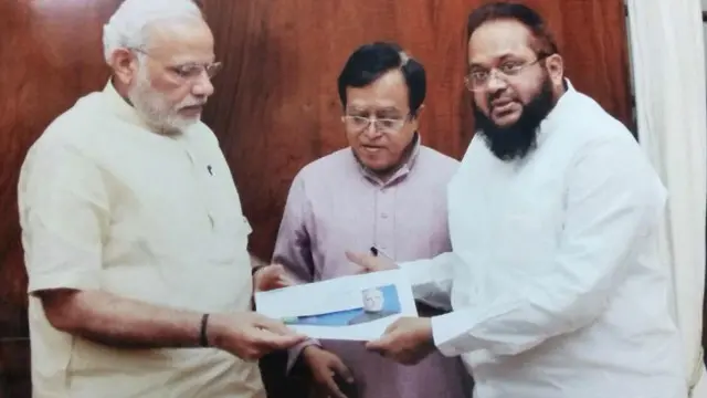 लोकसभा सांसद सिराजुद्दीन अज़मल प्रधानमंत्री नरेंद्र मोदी के साथ.