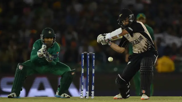 پاکستان کو پہلی کامیابی اس وقت حاصل ہوئی جب کین ولیئمسن 17 رنز بنا کر شاہد آفریدی کو کیچ دے بیٹھے۔