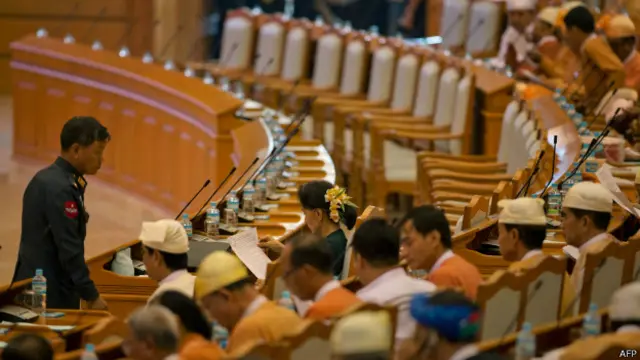 尽管缅甸的政府格局已经发生了巨大的变化，但军方在国家的日常运作中还扮演着重要的角色。