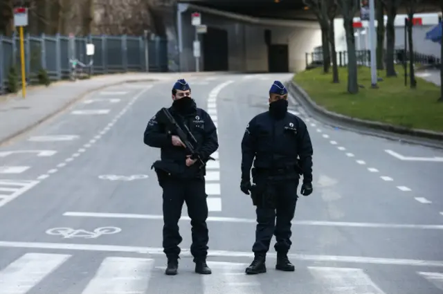 Policías cerca al metro de Bruselas