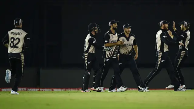 نیوزی لینڈ نے شرجیل خان کو آؤٹ کرنے کے بعد پاکستانی ٹیم پر دباؤ بڑھانا شروع کیا اور انھیں آسانی کے ساتھ رنز بنانے نہیں دیے۔