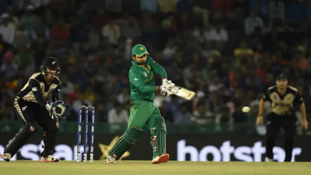 احمد شہزاد 30، خالد لطیف تین اور آفریدی 19 رنز بنا کر آؤٹ ہوئے۔